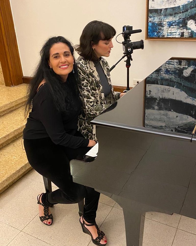 En tournage, au piano avec Joyce Jonathan