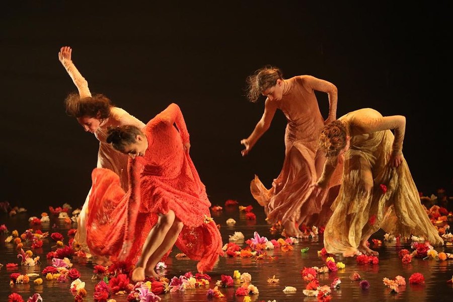 Danseuses sur scène parmi des fleurs, Des femmes qui dansent