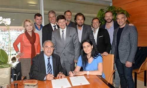 Signature de la convention avec la Fédération française de tennis, à Roland-Garros, avec Jean Gachassin et Henri Leconte