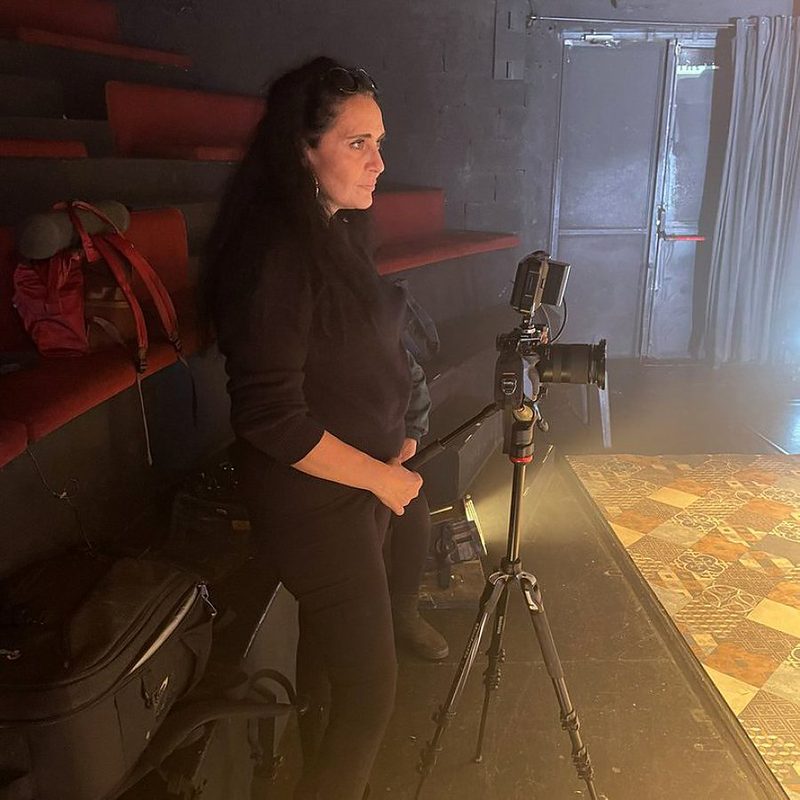 Olivia Cattan en tournage, derrière la caméra